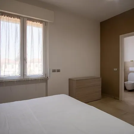 Guesthost - Residenza Ezilde Flat With Parking Apartamento Quarto (Piacenza)