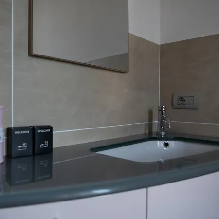 Guesthost - Residenza Ezilde Flat With Parking * Quarto (Piacenza)
