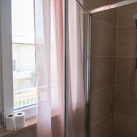 Guesthost - Residenza Ezilde Flat With Parking شقة