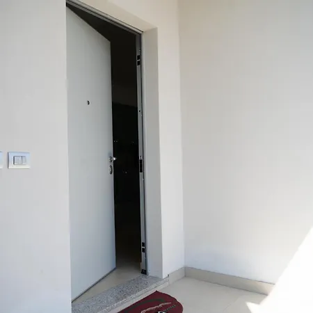Guesthost - Residenza Ezilde Flat With Parking