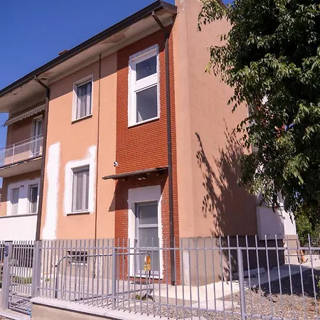 Guesthost - Residenza Ezilde Flat With Parking * Quarto (Piacenza)